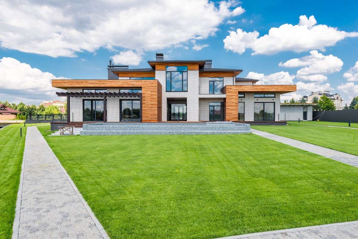 Front exterior property photo
