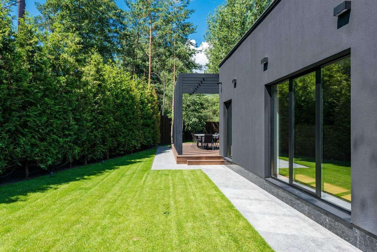 Backyard property photo